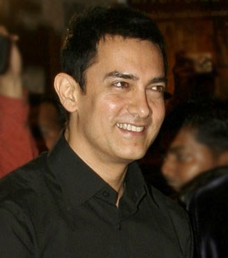 Chetan Bhagat is hungry for publicity: Aamir Khan