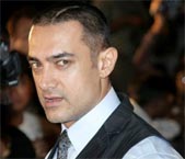 Aamir says he is charmed by SRK