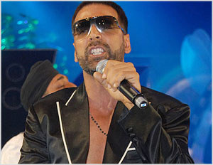 Secret behind Akshay’s success: touching parents’ feet every morning