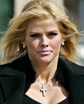 Anna Nicole Smith interrogated in stepson''s ''murder plot''
