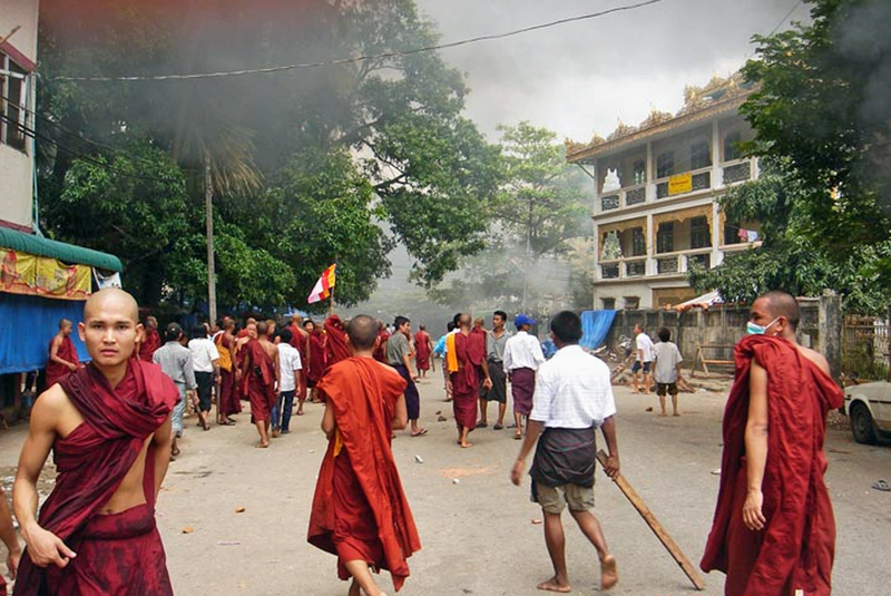  Burmese students protest against “illegal detention” of their 34 countrymen