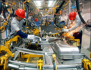 China’s manufacturing sector grows for first time in four months 