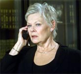  Judi Dench returns to stage after ankle injury