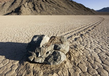 Death-Valley-sailing-rocks