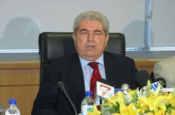 Rival Cyprus leaders scrap military exercises