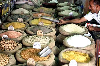 India’s inflation falls to 7.47 percent in December 2011