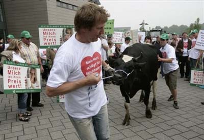 German dairy farmers protest fall in milk prices