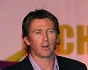 McGrath urges Oz team to grin and bear crowd abuse