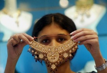 Gold prices fall to 31,125 rupees per 10 grams in India