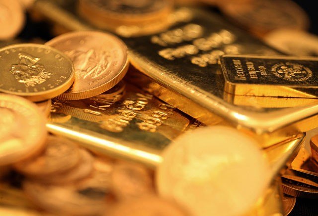 Gold prices extend gains on stockists buying, global cues