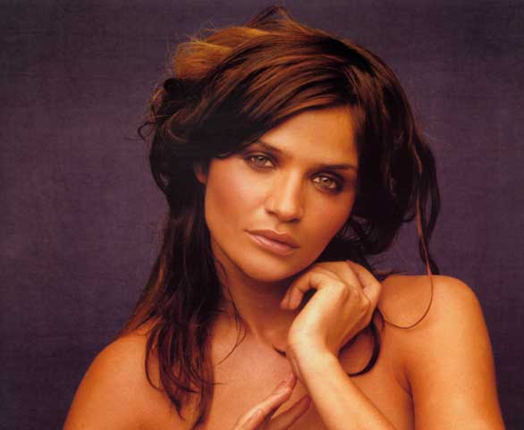 Sexy Helena Christensen soaks