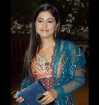 Hina-Khan_0.jpg (330×350)