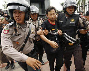 Indonesian police arrest brewer after drink kills 14