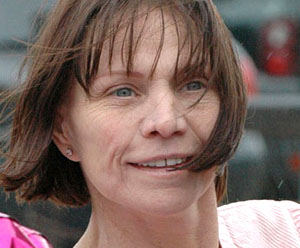 Mom visits Jade Goody's grave with Christmas tree 