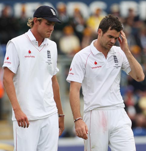 England bowlers put hosts in driving seat in third Test against India