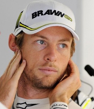 Button warms up for Japan Grand Prix with foot massage from girlfriend