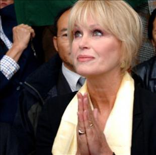 Brit actress Lumley meets Nepal President, PM