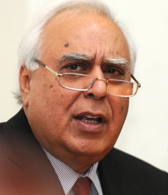 Sibal dissociates 2G spectrum from telecom license