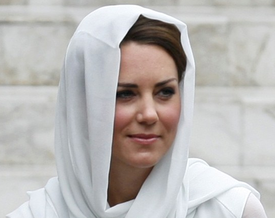 French courts bars magazine from publishing Kate’s topless pictures