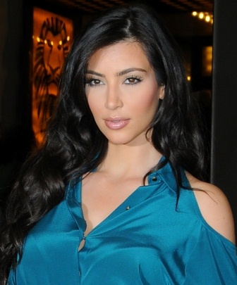 kim kardashian twitter picture. Kim Kardashian heats up