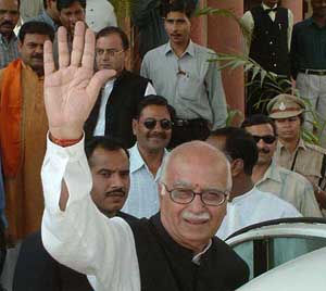  Advani casts his vote in Gandhinagar