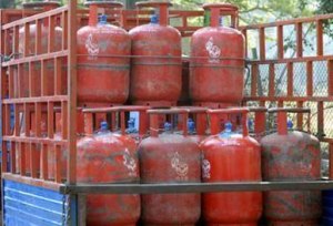 Many LPG consumers reluctant to give Aadhaar numbers to banks