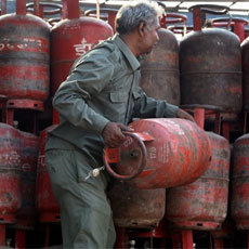 Non-subsidized LPG cylinder now costs Rs 953