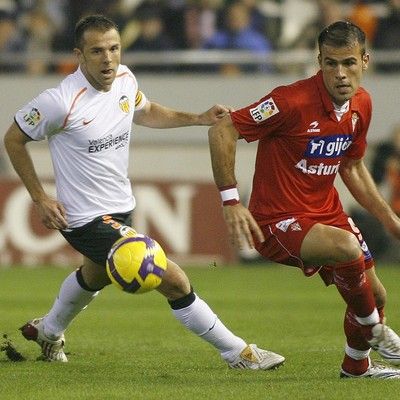 Valencia battle out draw in la Coruna and stay fourth