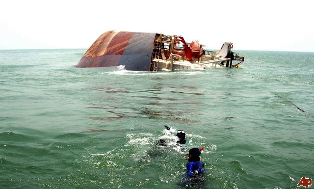 Sunken ship attracts tourists to Paradip 