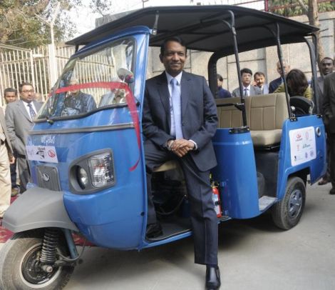 Mahindra reveals new HyAlfa three wheeler at 2012 Auto Expo
