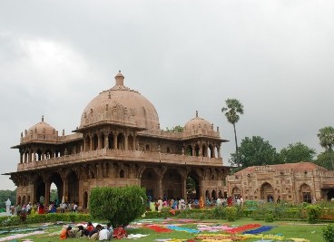 Saint Maqdoom Shah Daulat shrine promotes communal harmony in Bihar