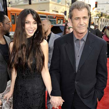 Mel Gibson's girlfriend gives birth to daughter