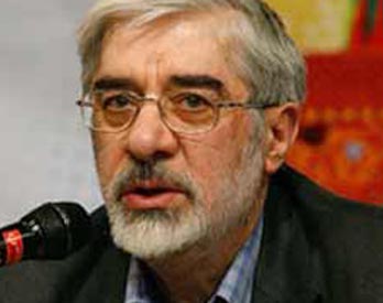 Former premier Moussavi challenges Ahmadinejad in election 