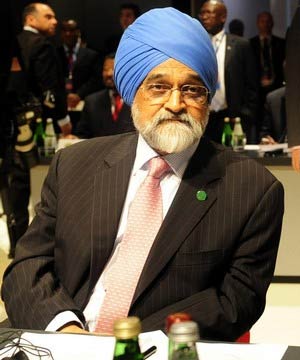 Montek Ahluwalia suggests precaution while awarding contracts