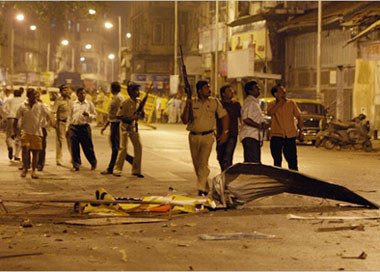 Commandos, militants clash in Mumbai