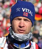 Bjoerndalen wins biathlon pursuit to extend World Cup lead 