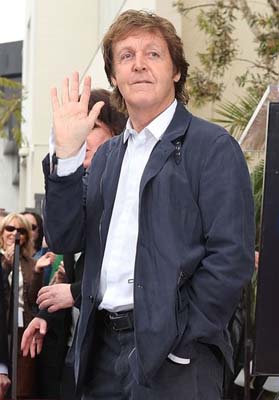 Chivalrous Macca ‘helps woman with wedged car’