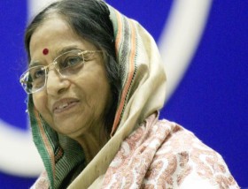 Floral fan presented to President Patil ahead of ''Phool Walon ki Sair''