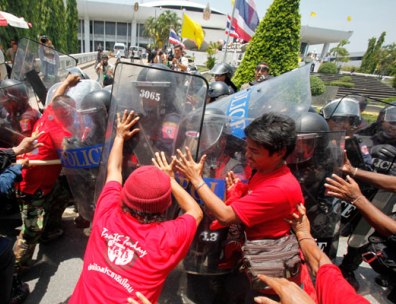 "Intense and fierce" gun battle breaks out between Red Shirt protesters and military in Bangkok