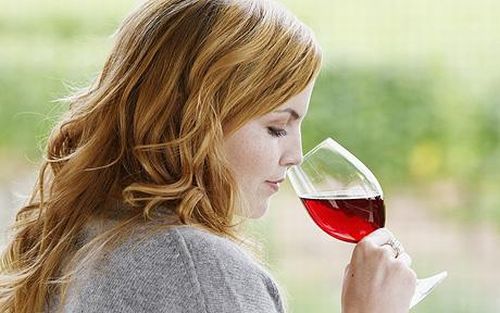Wine consumption reduces fat accumulation in females