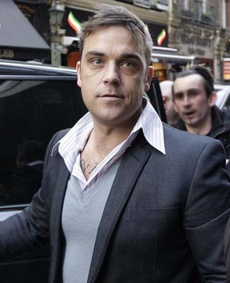 Robbie Williams asks girlfriend’s mum to share his home