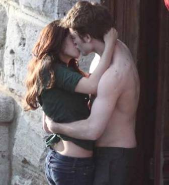 kristen stewart and robert pattinson kissing in twilight. Robert Pattinson, Kristen