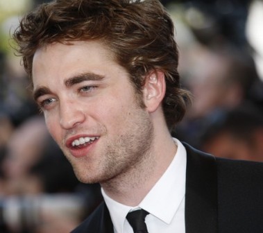 Robert Pattinson says he couldn’t get a date before ‘Twilight’