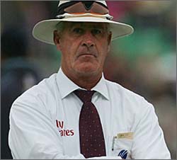 Oz cricket columnist says Koertzen must retire now