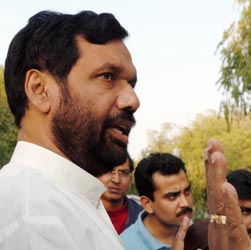http://www.topnews.in/files/SAIL-Steel-Complex-MOU-Kerala-Ram-Vilas-Paswan.JPG