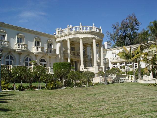 SRK’s Bungalow ‘Mannat’ In Trouble  