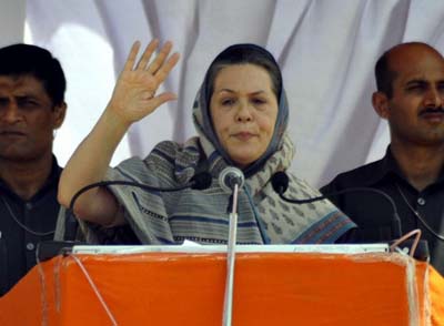 Sonia inaugurates Rajiv Gandhi hostel building in Rae Bareli