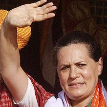 Widows of 26/11 martyrs meet Sonia