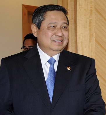 Indonesia's Yudhoyono announces bank chief as running mate