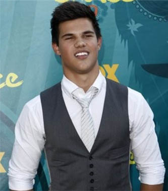 Taylor Lautner dodges gay rumour questions